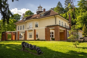 Navštivte jedinečné místo, kde se svou rodinou žil podnikatel a vizionář Tomáš Baťa. Rodinný dům pro něj navrhl architekt Jan Kotěra. Vila Tomáše Bati je významným místem uprostřed Zlína. Dodnes je v ní zachována energie jejího majitele a pro mnoho návštěvníků je inspirativním místem. Navštivte jedinečné místo, kde se svou rodinou žil podnikatel a vizionář Tomáš Baťa. Rodinný dům pro něj navrhl architekt Jan Kotěra. Vila Tomáše Bati je významným místem uprostřed Zlína. Dodnes je v ní zachována energie jejího majitele a pro mnoho návštěvníků je inspirativním místem.